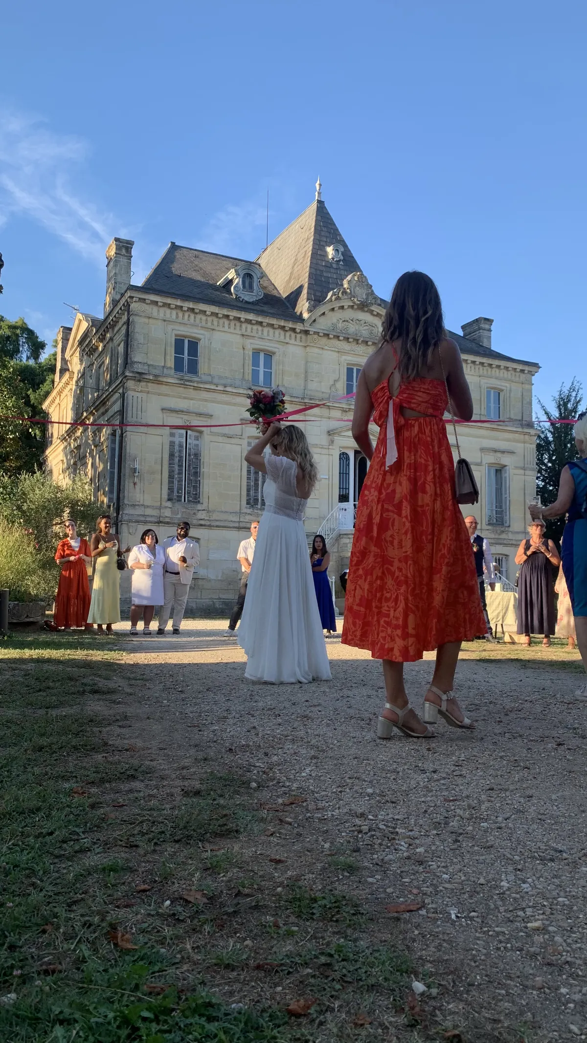 Lancer de bouquet devant château